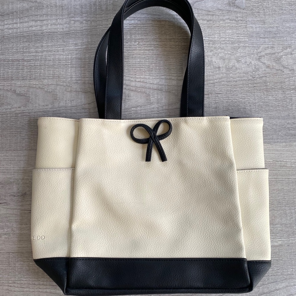 Shisheido cream and black tote bag with ribbon